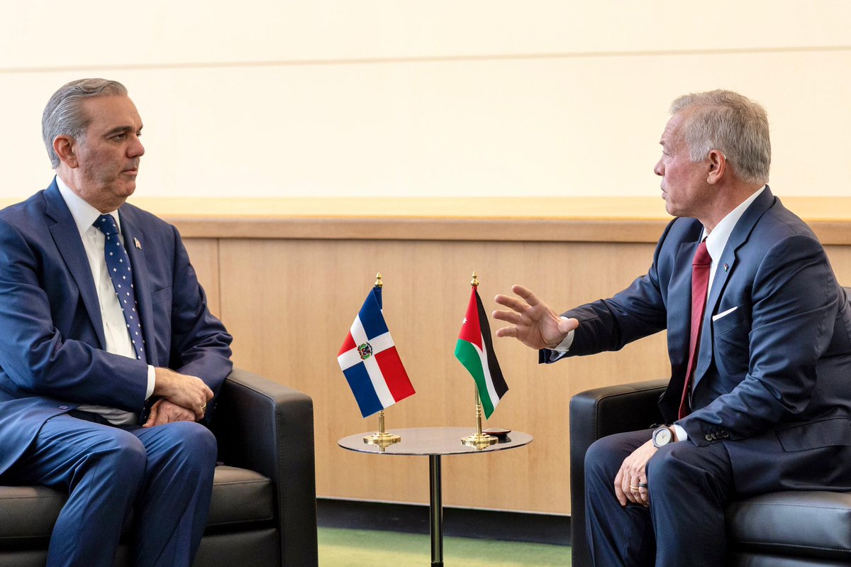El presidente Luis Abinader se reunió este martes con Su Majestad el Rey de Jordania, Abdalá II bin Al-Hussein, con quien abordó temas de interés común para fortalecer los lazos de cooperación y las relaciones bilaterales en el marco del 80º período de sesiones de la Asamblea