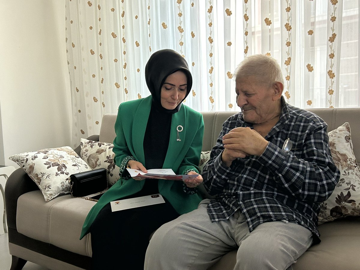 Vatan uğruna can veren kahramanımız Şehidimiz Cumhur Şimşek ’in bizlere emaneti olan kıymetli ailesini ziyaret ettik. 

Cumhurbaşkanımız Sayın <a href="/RTErdogan/">Recep Tayyip Erdoğan</a> ’ın selamlarını ve #TerörsüzTürkiye mektubunu takdim ederek, aziz şehidimizin ailesine minnet ve dualarımızı ilettik.