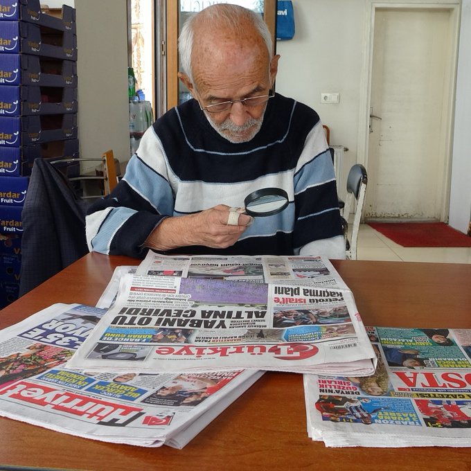 Kütahya'da yakın okuma gözlüğünü kaybeden vatandaş, gazeteleri 18 yıldır büyüteçle okuyor.