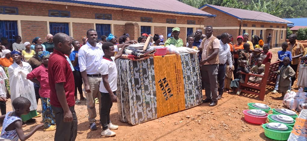 RusiziDistrict's tweet photo. None mu murenge wa #Nkungu, Akagari ka #Mataba imiryango 10 yahawe inzu yubakiwe ku bufatanye bwa @RusiziDistrict na #Caritascyangugu ku nkunga ya @RDBrwanda muri gahunda yo gusangiza abaturiye pariki umusaruro wavuye mu bukerarugendo.Izi nzu n'ibikoresho byatwaye 103.618.000 Frw https://t.co/FazRbnVhm5