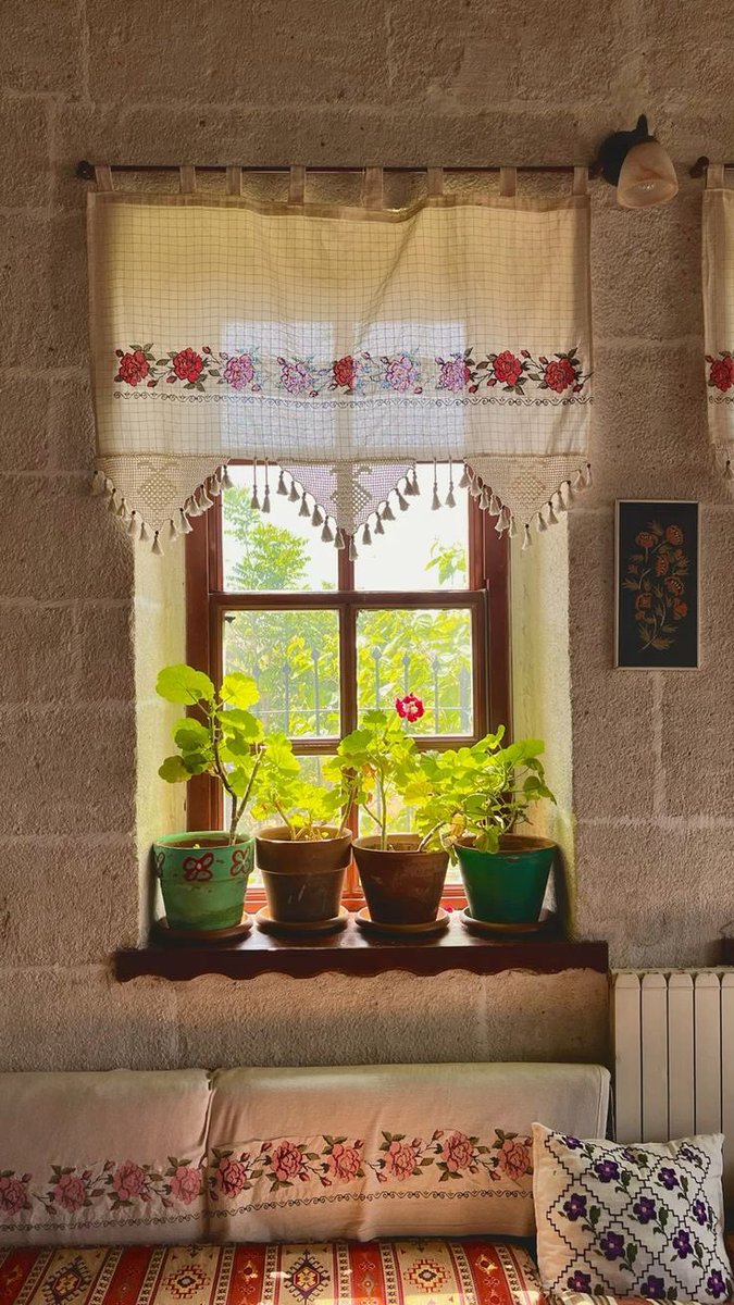 benlatiif's tweet photo. dilerim ki her kadının kendince süsleyeceği, düzen kuracağı, perdesini seçtiği, koltuğuna baktığı çiçeklerini kendi sulayacağı içi huzur dolu bir evi olur✨🎀 https://t.co/IifmGfEhH2