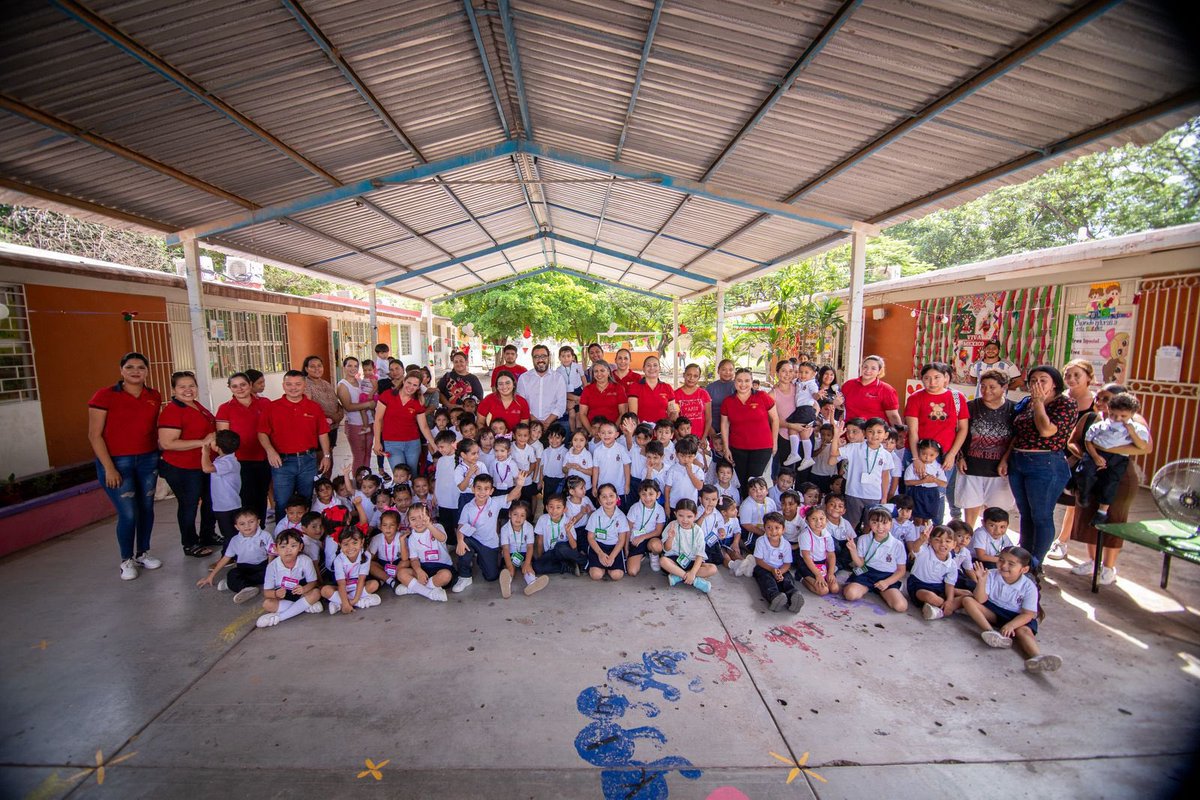 JuandDiosGamez's tweet photo. Una mañana de acercamiento con las familias del 𝗷𝗮𝗿𝗱𝗶́𝗻 𝗱𝗲 𝗻𝗶𝗻̃𝗼𝘀 𝗱𝗲 𝗘𝗹 𝗗𝗶𝗲𝘇 para 𝗲𝗻𝘁𝗿𝗲𝗴𝗮𝗿 𝗲𝗾𝘂𝗶𝗽𝗼𝘀 𝗱𝗲 𝗿𝗲𝗳𝗿𝗶𝗴𝗲𝗿𝗮𝗰𝗶𝗼́𝗻 así como para 𝗲𝘀𝗰𝘂𝗰𝗵𝗮𝗿 𝘆 𝗮𝘁𝗲𝗻𝗱𝗲𝗿 nuevos compromisos. 🏫 https://t.co/E1XrvTohHM