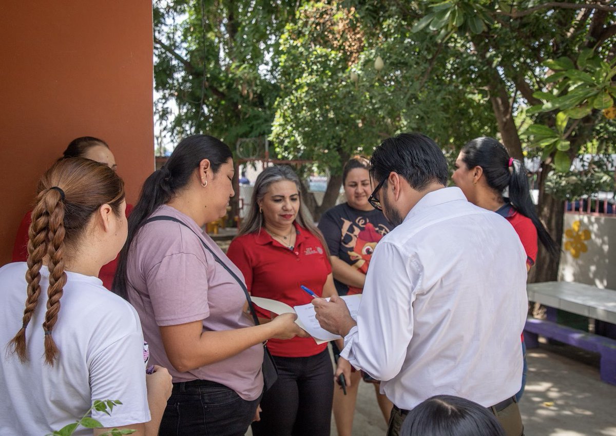 Una mañana de acercamiento con las familias del 𝗷𝗮𝗿𝗱𝗶́𝗻 𝗱𝗲 𝗻𝗶𝗻̃𝗼𝘀 𝗱𝗲 𝗘𝗹 𝗗𝗶𝗲𝘇 para 𝗲𝗻𝘁𝗿𝗲𝗴𝗮𝗿 𝗲𝗾𝘂𝗶𝗽𝗼𝘀 𝗱𝗲 𝗿𝗲𝗳𝗿𝗶𝗴𝗲𝗿𝗮𝗰𝗶𝗼́𝗻 así como para 𝗲𝘀𝗰𝘂𝗰𝗵𝗮𝗿 𝘆 𝗮𝘁𝗲𝗻𝗱𝗲𝗿 nuevos compromisos. 🏫