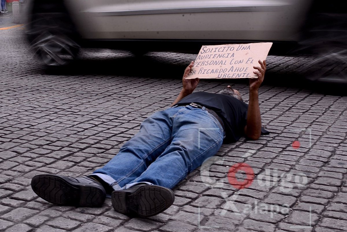 🔴 #Entérate || Elementos de la Policía Municipal retiraron a un sujeto que se había acostado sobre la calle Enríquez para exigir apoyo para la compra de medicamentos. El manifestante pedía audiencia urgente con el Secretario de Gobierno, Ricardo Ahued. 

📸: Tonatiuh Navarro.