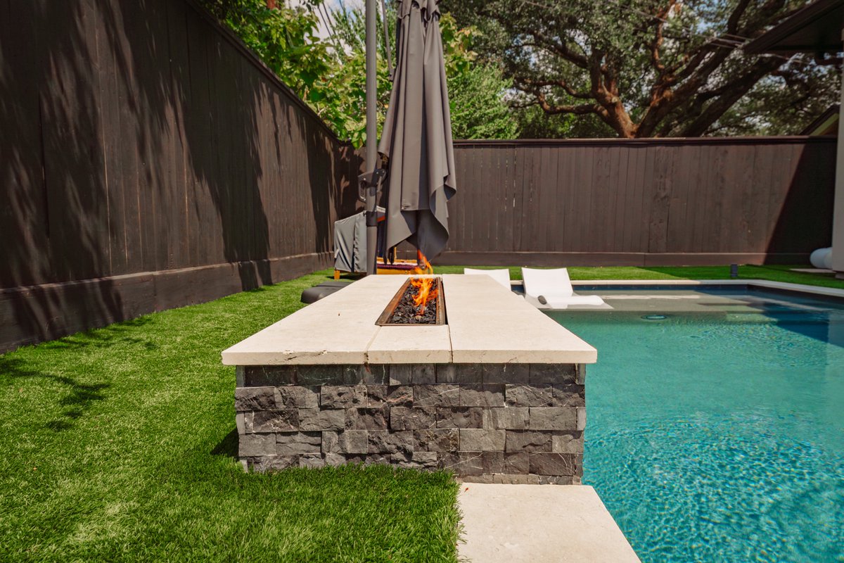 PlatinumPools's tweet image. Crisp air, colorful leaves, and a warm spa... September is the perfect time for a backyard retreat.

#spalife #fallrelaxation #backyardgoals #poolremodel #modernpool
