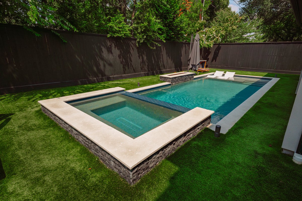 PlatinumPools's tweet image. Crisp air, colorful leaves, and a warm spa... September is the perfect time for a backyard retreat.

#spalife #fallrelaxation #backyardgoals #poolremodel #modernpool