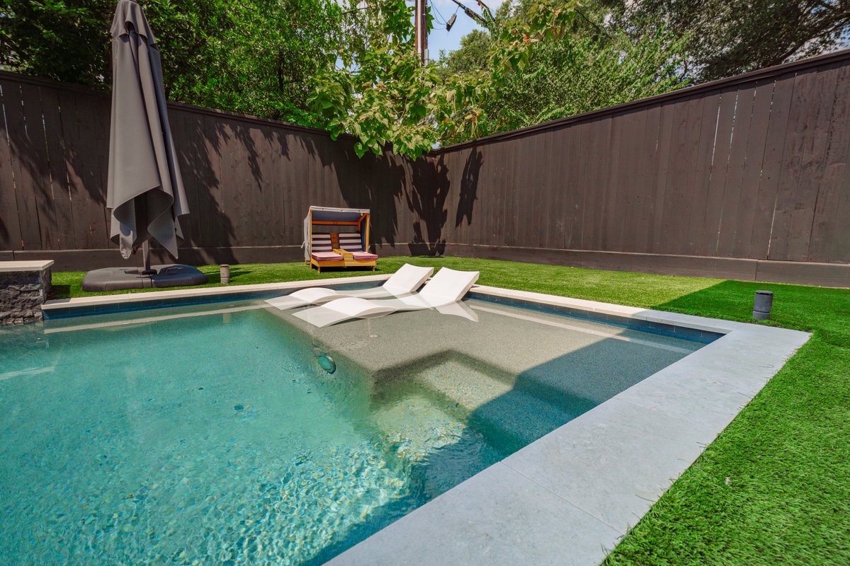 PlatinumPools's tweet image. Crisp air, colorful leaves, and a warm spa... September is the perfect time for a backyard retreat.

#spalife #fallrelaxation #backyardgoals #poolremodel #modernpool
