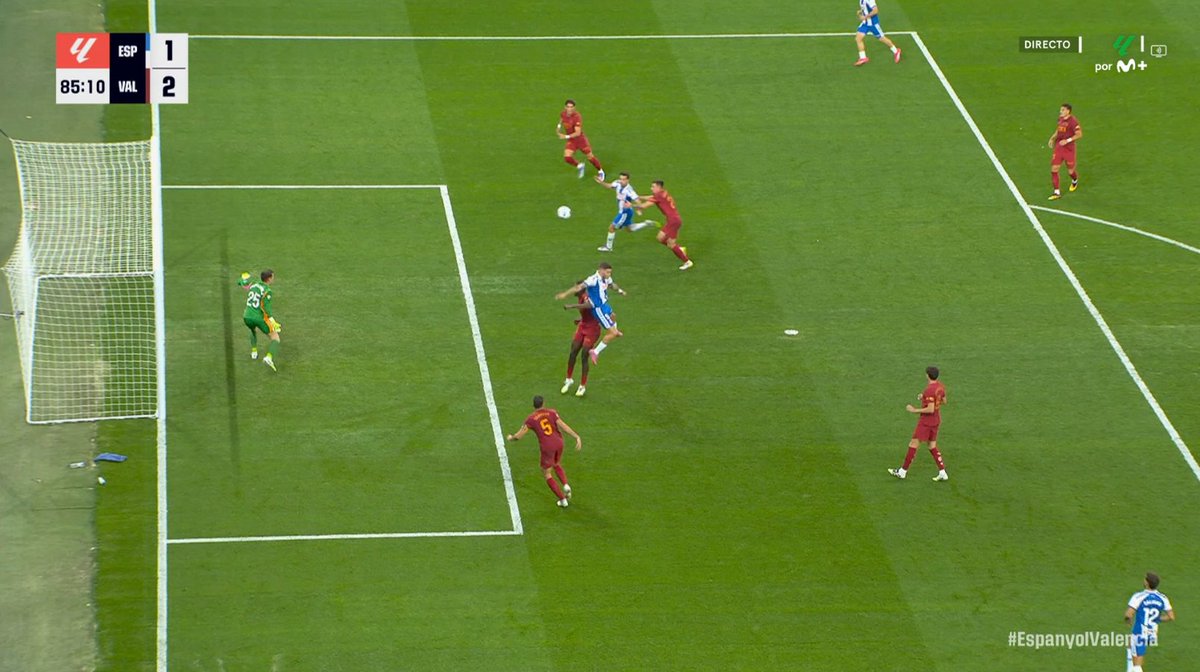 ArchivoVAR's tweet image. 🖥️💥 El VAR vuelve a permitir los agarrones en LaLiga EA Sports.

👉🏻 Santamaría agarra por el brazo a Edu Expósito cuando se disponía a rematar a bocajarro.

❌ 𝗘𝗦 𝗣𝗘𝗡𝗔𝗟𝗧𝗜.

▪️ Si bien no es un agarrón de gran intensidad, es suficiente para que Edu no llegue al balón.