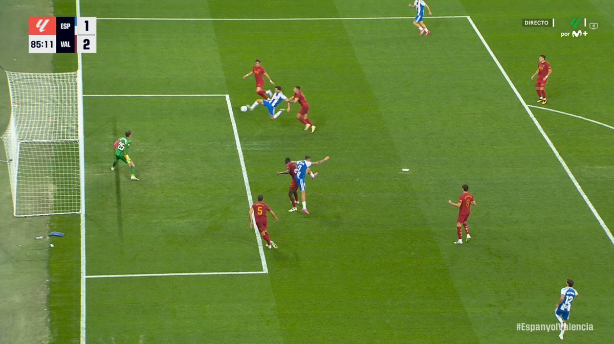 ArchivoVAR's tweet image. 🖥️💥 El VAR vuelve a permitir los agarrones en LaLiga EA Sports.

👉🏻 Santamaría agarra por el brazo a Edu Expósito cuando se disponía a rematar a bocajarro.

❌ 𝗘𝗦 𝗣𝗘𝗡𝗔𝗟𝗧𝗜.

▪️ Si bien no es un agarrón de gran intensidad, es suficiente para que Edu no llegue al balón.