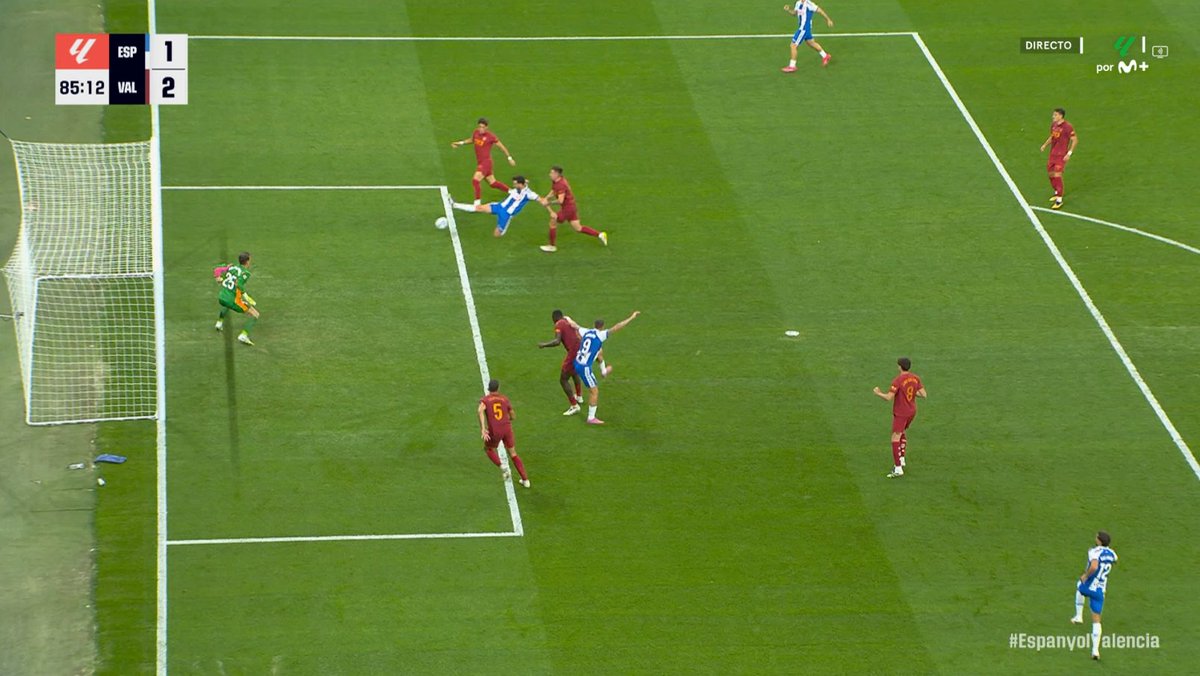 ArchivoVAR's tweet image. 🖥️💥 El VAR vuelve a permitir los agarrones en LaLiga EA Sports.

👉🏻 Santamaría agarra por el brazo a Edu Expósito cuando se disponía a rematar a bocajarro.

❌ 𝗘𝗦 𝗣𝗘𝗡𝗔𝗟𝗧𝗜.

▪️ Si bien no es un agarrón de gran intensidad, es suficiente para que Edu no llegue al balón.