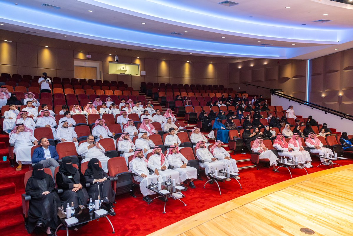 aaa_5110's tweet image. بحضور سعادة  الدكتور فهد العليان@Dr_Fahaad ، سعدت بالمشاركة وحضور الحفل الختامي ل برنامج مبدعون في نسخته الرابعة في مجال الذكاء الاصطناعي في مركز #سايتك التابع ل #هيئة_تطوير_الشرقية ، ب التعاون مع شركة تك شوب السعوديه @TechShopKSA ، وذلك ضمن أنشطة وبرامج #المسؤولية_الأجتماعية .