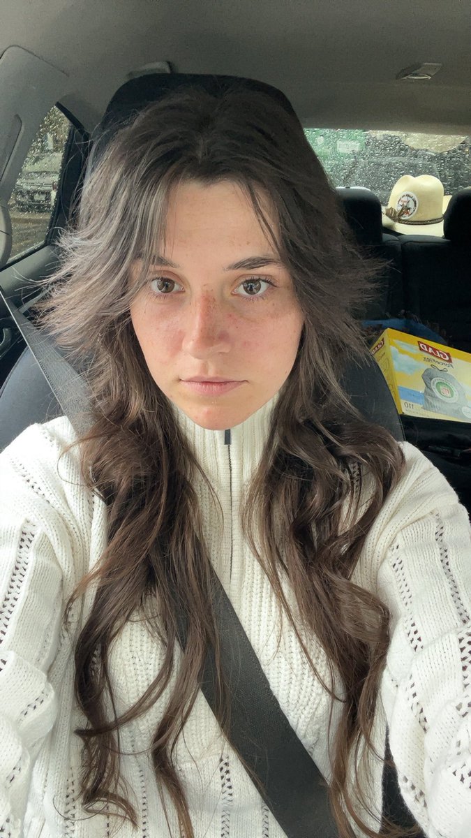 Cut yesterday, styled myself today- too much fringe? Or not enough? I really wanted the layering trend that’s going on but my hair is apparently too thin. Anyway I need to get better at taking photos of myself