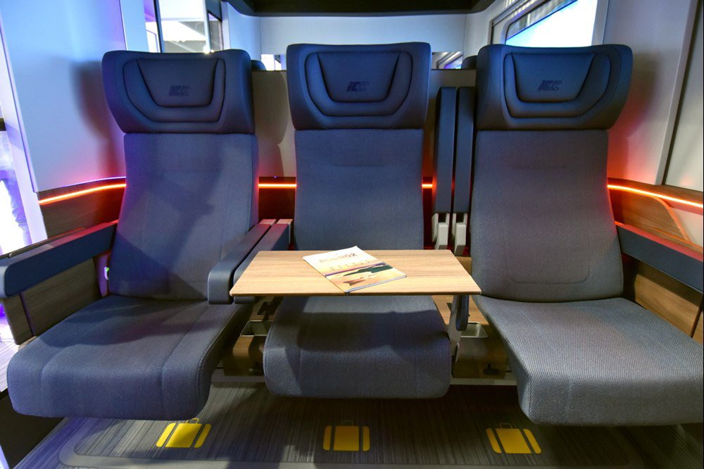 ‼️Dwa lata temu PKP Intercity pokazał taką makietę nowego przedziału. Rozbudziła oczekiwania.
Wagon FPS pokazany na #TRAKO2025 tych oczekiwań w żaden sposób nie spełnia. 
🧐 Dlaczego zdecydowano się go pokazać? 
Tak to miało wyglądać: rynek-kolejowy.pl/wiadomosci/pkp…