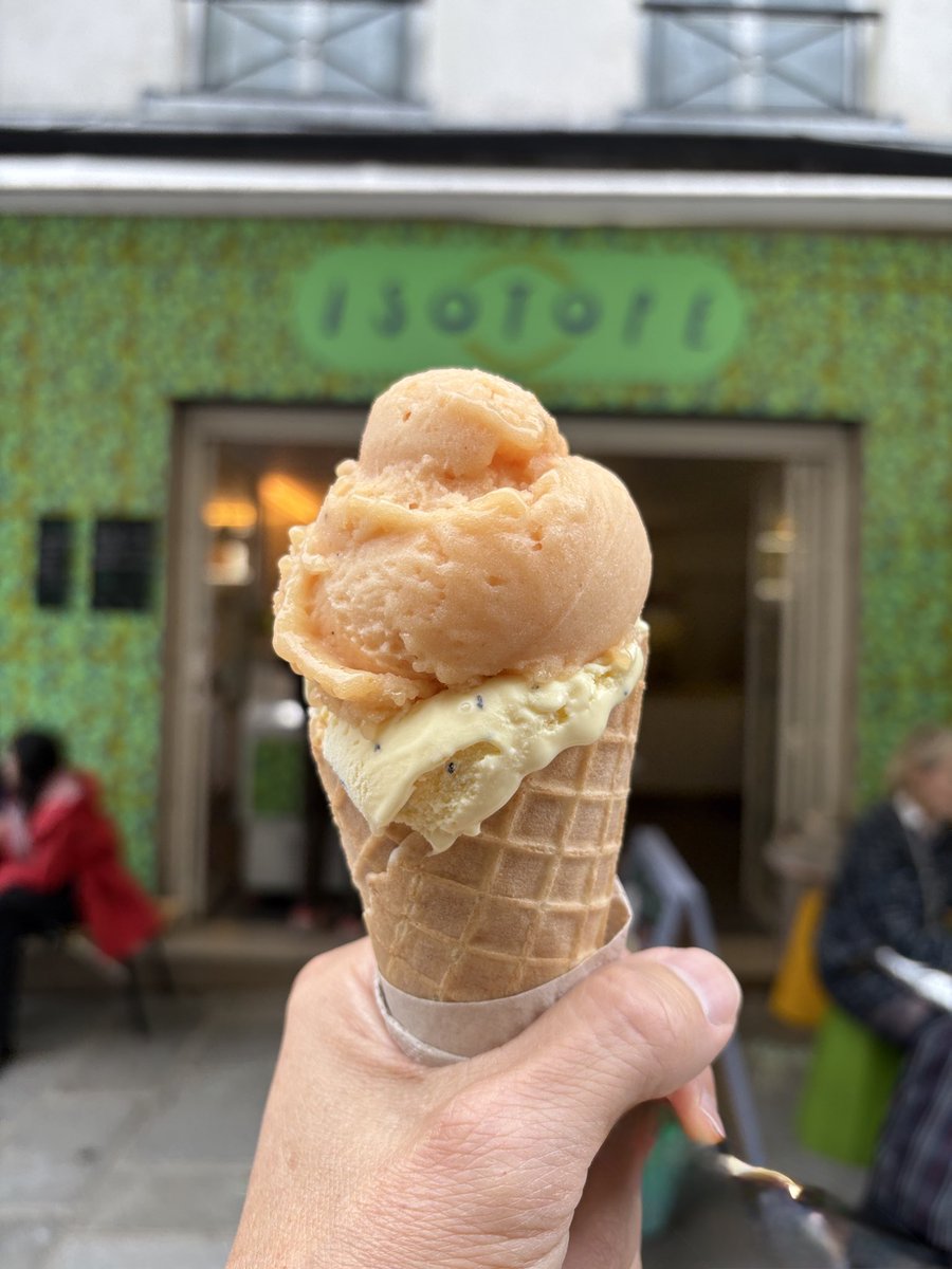 LesTasters's tweet image. Y sont au top à Isotope ! Glaces créatives, recettes qui changent, produit locaux et chocolat de qualité. Plus le café de spécialité. La glace fait sa révolution à Paris. Enfin! Dur d’éviter les sucres transformés mais au moins les fruits sont frais. instagram.com/p/DO6R-WCCFV5/…