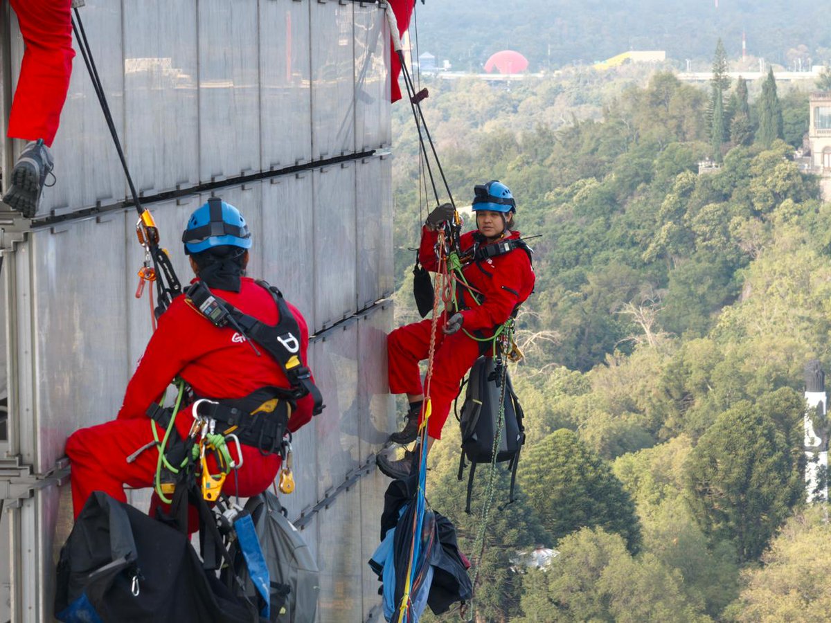 La #SelvaMaya está gritando.
Hoy activistas de Greenpeace escalamos la Estela de Luz para exigir a la SEMARNAT que actúe YA.
Las comunidades mayas y la biodiversidad están en riesgo por industrias extractivas que solo destruyen.