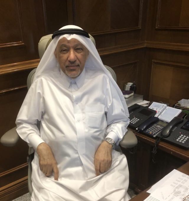 fakhrooj's tweet photo. #علي_جعفر_سليمان_الصراف…
رجل من أصل السوق، نحت اسمه بالأخلاق و الذهب؛ رقيّ وطيبة ووقار، وبشاشة وجه وأخلاق رفيعة. 
كان -رحمه الله- يتعامل مع الكبير والصغير باحترام، بالكلمة الصادقة والثقة الأمينة من خلال مملكته العامرة #الخليج_للصرافة . 

عرفته عن قرب من خلال والدي – طيب الله ثراه – فرأيته مرجعًا مهمًا للتجار في مجال الصرافة وتجارة الذهب، وصديقًا لهم في آن واحد. كان صادق المعاملة، مخلص النصيحة، رحب الصدر، محبًا للناس، قريبًا من قلوبهم.

نعم ، ستبكيه جدران #سوق_واقف، وستفتقده طرقه ودروبه… جذع متين قد انكسر، وترك فراغًا لا يُسد.

رحم الله "أبا حسن" رحمة واسعة، وأسكنه فسيح جناته، وألهم أهله ومحبيه الصبر والسلوان. 🤲
إنا لله وإنا إليه راجعون 
#قطر