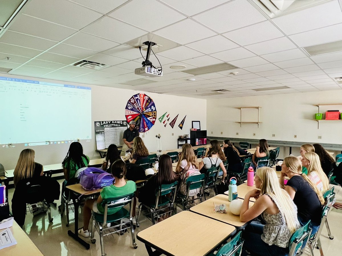 Mr. Coach Shipley in tha HOUSE today‼️ Everyone has a role &amp; purpose- ALL of those are needed to be a GREAT TEAM💚🤍 Attitude is infectious! Be a consistent role player or a leader/driving force for your team‼️💚🤍 THANKS MR. COACH SHIP!
#DTO