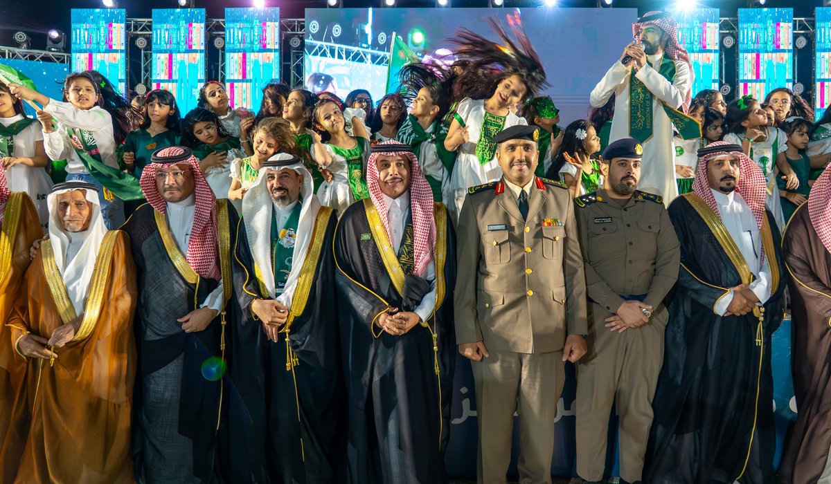 حضر محافظ صوير ناصر بن سعود السهلي، حفل أهالي المحافظة بمناسبة #اليوم_الوطني_السعودي95، والذي أُقيم في الحديقة العامة.
وشهد الحفل حضور عددٍ من قيادات الإدارات الحكومية والأمنية، وتضمَّن فقرات وطنية شملت على عدد من الفعاليات والأنشطة وسط تفاعلٍ كبير من الأهالي والمقيمين الذين