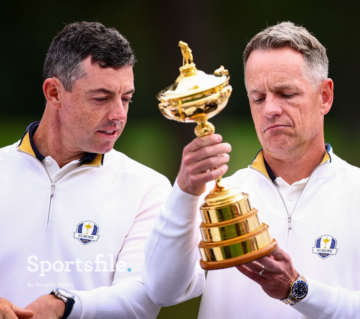 Eyes on the Prize

Rory McIlroy and captain Luke Donald during a Europe team photocall before the 2025 Ryder Cup at Bethpage State Park Golf Course in New York.

📸<a href="/vaughnridley/">Vaughn Ridley</a>

sportsfile.com/more-images/77…