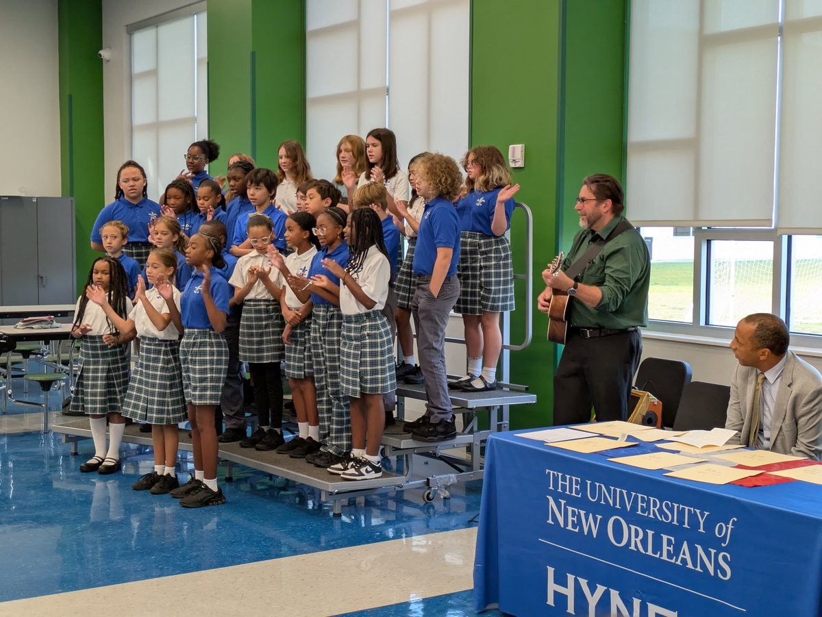 Eight successful students at Hynes UNO received their DELF diplomas!
Always a joy to witness the emergence of a new generation of Francophones in Louisiana. 
Félicitations! 🇫🇷📘 #Lâchepas