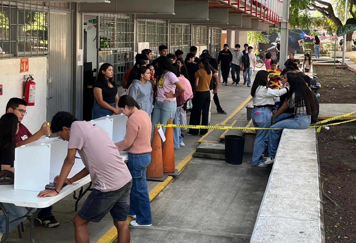 udg_oficial's tweet image. En la primera jornada electoral, las y los estudiantes de la #RedUdeG continúan votando por sus representantes en los consejos universitarios. 🗳️📸

Recuerda: tienes hasta las 17:00 h para emitir tu voto en la mesa de tu plantel o hasta las 18:00 h en la #App Electoral UDG. 📲