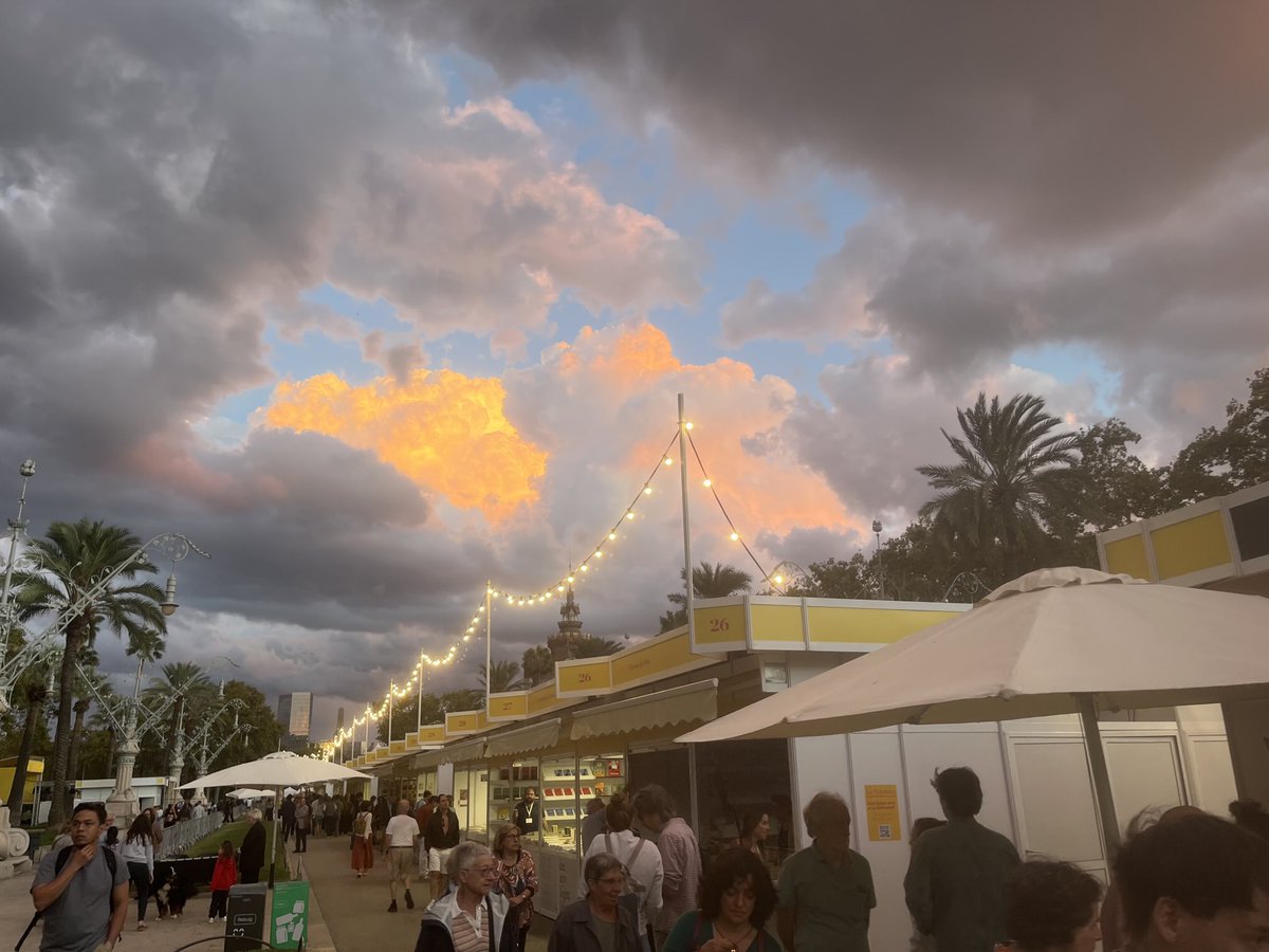 Vespre memorable a ⁦<a href="/LaSetmana/">La Setmana</a>⁩ del Llibre amb el recital d’Antonina Canyelles, organitzat per ⁦<a href="/ed_Lapislatzuli/">Lapislàtzuli Editorial</a>⁩. Una poeta fenomenal.