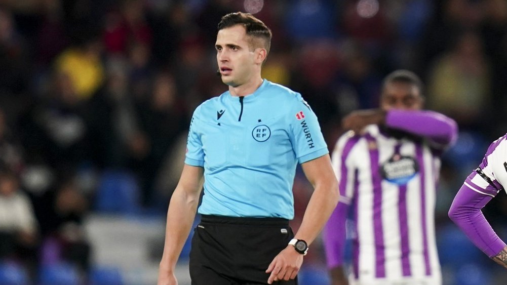 ArchivoVAR's tweet image. 🔴 Insuficiente para Guzmán Mansilla en el Espanyol - Valencia.

✍️🏻 𝟰,𝟱

▪️ Llevó el partido con bastante tino hasta los instantes finales, en el que dejó de ver un penalti en el área del Valencia.

💥 Santamaría agarró a Edu Expósito cuando se disponía a rematar a bocajarro.