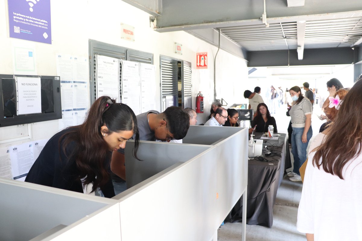 udg_oficial's tweet image. En la primera jornada electoral, las y los estudiantes de la #RedUdeG continúan votando por sus representantes en los consejos universitarios. 🗳️📸

Recuerda: tienes hasta las 17:00 h para emitir tu voto en la mesa de tu plantel o hasta las 18:00 h en la #App Electoral UDG. 📲