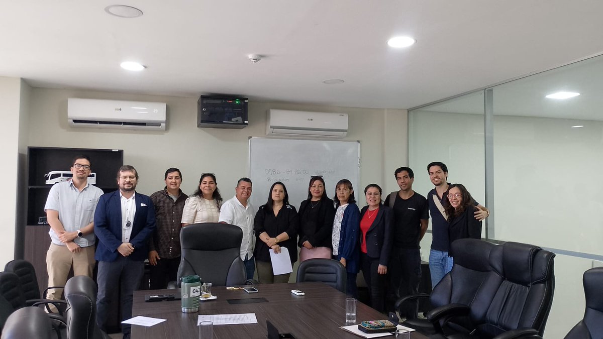 mmaluff's tweet image. La gente de Thompson y Kennedy fue al viceministerio hoy a exigir un servicio de transporte digno. Por @opama_py les acompañamos con @gyudice.