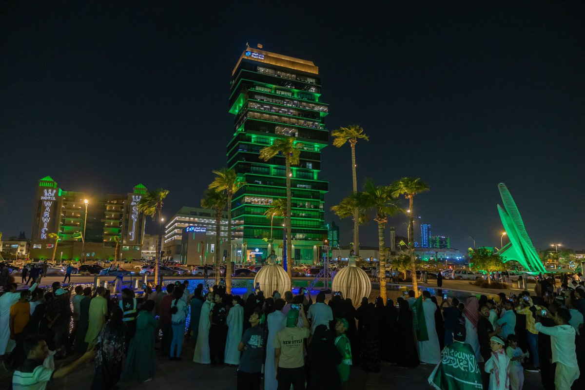 #بلدية_الخبر

 #الخبر تبدأ احتفالاتها في #اليوم_الوطني_السعودي95 بعروض ولوحات فنية واستعراضية في ساحة الشموع وسط تفاعل ومشاركة واسعة من المواطنين والمقيمين 
#احتفل_في_الخبر