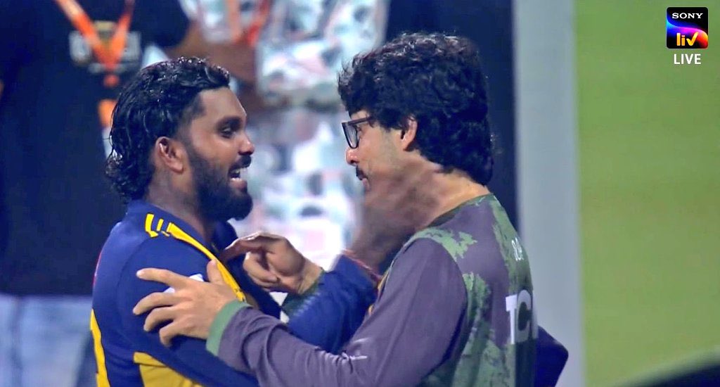 Hello Indians! 
Learn the Actual Meanings of Sportsmanship! Apny Chutiyee Media sy bahir nikal ao. Jo tmhy or tmhari team ko apni TRP k liye use kar k bs Nafratien barhata hai! 
#PAKvSL 
#PakVsInd #pakvsindia