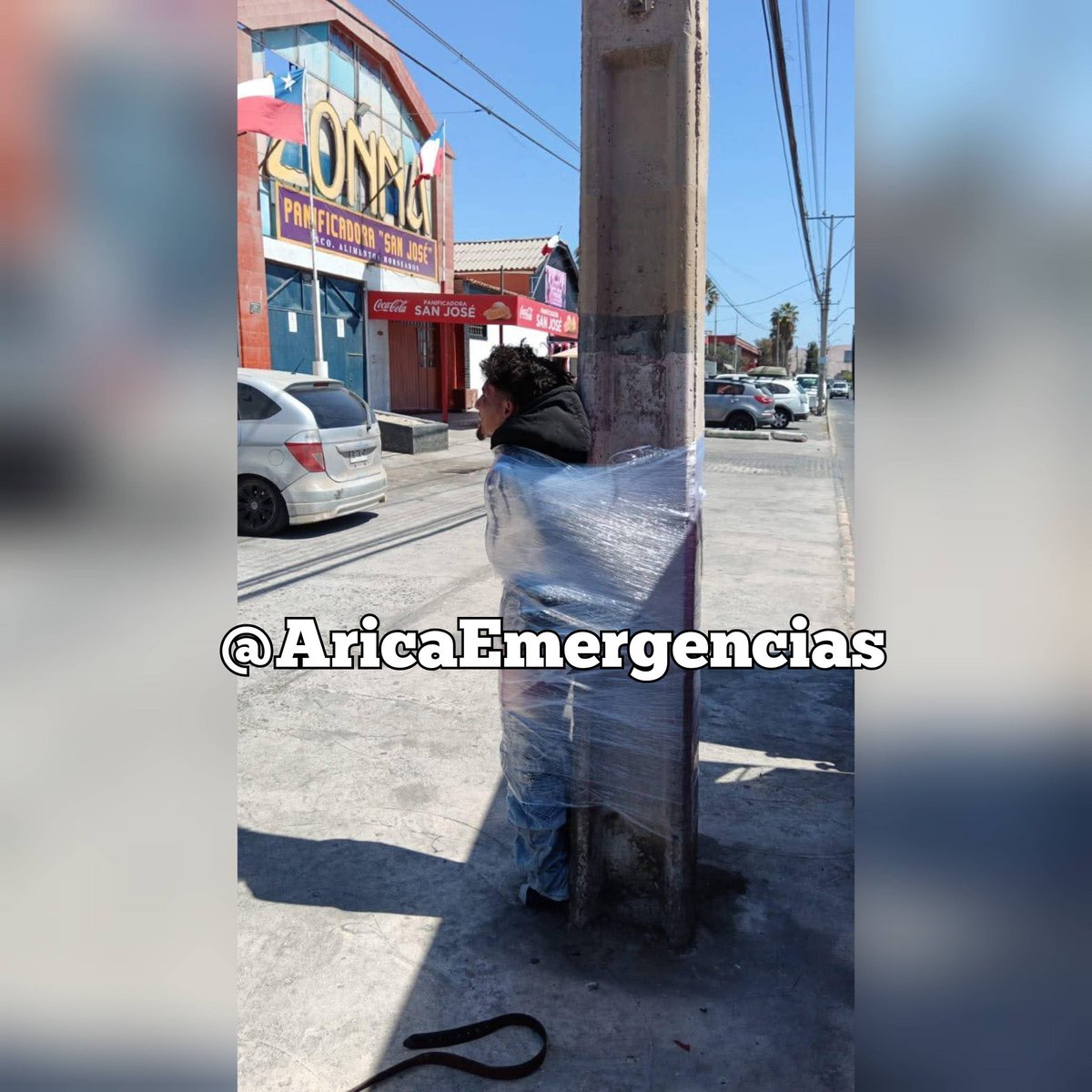 Delincuente roba celular a unas estudiantes, trabajadores que andaban por ahi salen al rescate y apoyar a las menores de edad, RESULTADO....  delincuente es embalado y recibe amor y cariño 😎👌

#AricaEmergencias