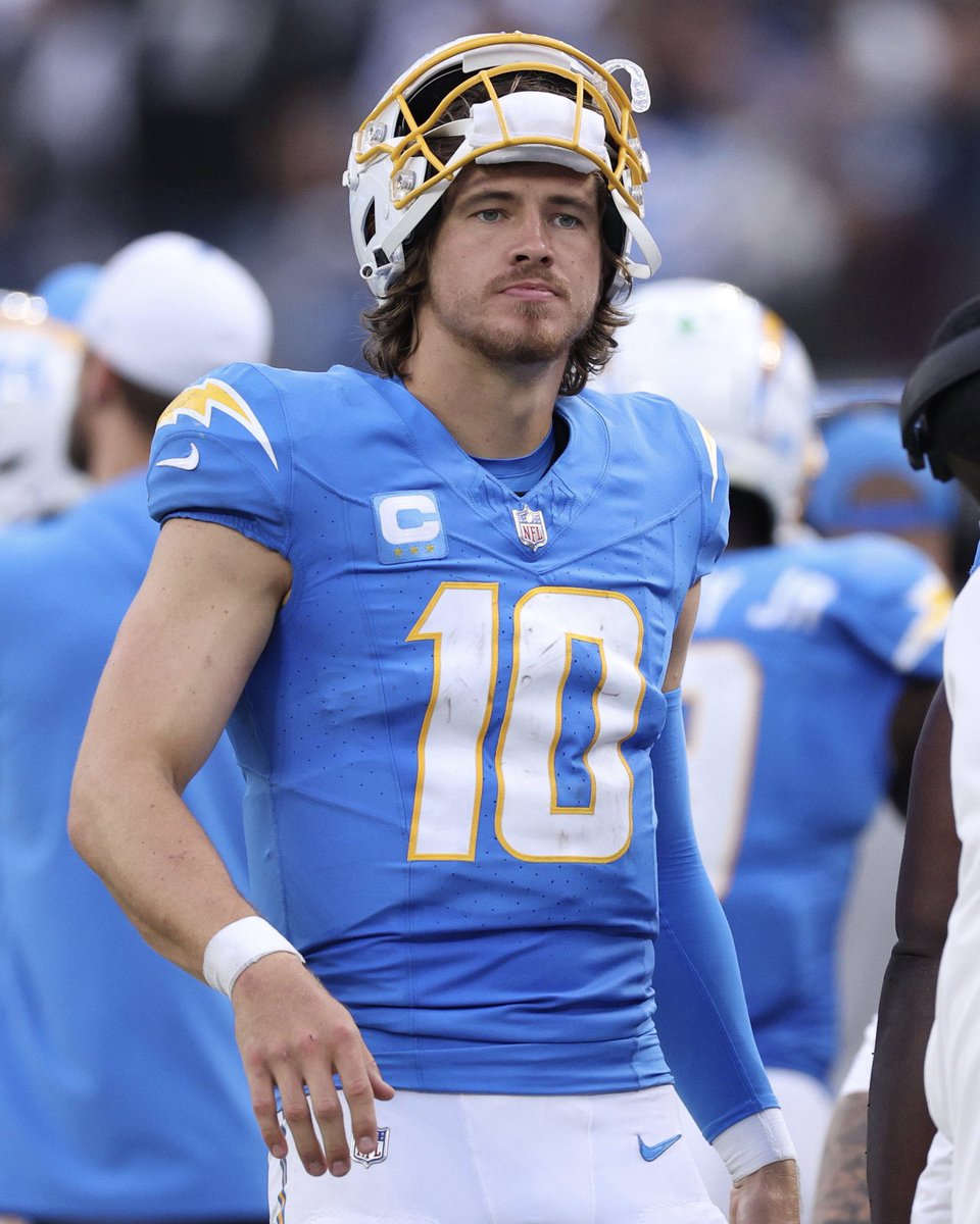 AmeAloMex's tweet photo. ¡¡HAY QUE CUIDARLO!!

Justin Herbert fue golpeado catorce veces durante el partido contra Broncos. La mayor cantidad para un QB de Chargers en 25 años. Herbert será el MVP de la temporada, pero solo si lo pueden cuidar. ¿Están de acuerdo? https://t.co/vzjN9pNLRE