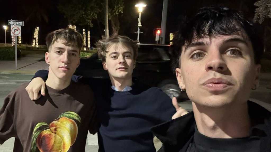 👨🏻‍❤️‍👨🏼 La traición que rompió al trío más visto del stream: ¿enamoramiento entre Moski, Mernuel y Bauletti?

👉🏼 Historias de celos, reproches y un posible amor prohibiendo.

(💣 Tu misterioso alguien...)

bigbangnews.com/show/la-traici…