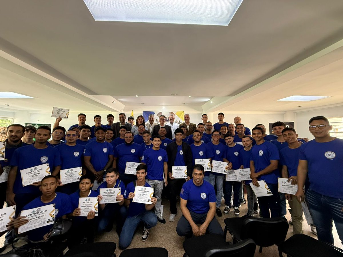FEDECAMARAS (@fedecamaras) on Twitter photo Este #23Sep el presidente de Fedecámaras, (<a href="/felipecontodo/">Felipe Capozzolo G.</a>), participó en la entrega de diplomas a 70 jóvenes que realizaron capacitación de mecánica básica, un convenio realizado entre la Cámara Nacional de Talleres Mecánicos y la Dirección de Extensión Universitaria de la UCV Este #23Sep el presidente de Fedecámaras, (<a href="/felipecontodo/">Felipe Capozzolo G.</a>), participó en la entrega de diplomas a 70 jóvenes que realizaron capacitación de mecánica básica, un convenio realizado entre la Cámara Nacional de Talleres Mecánicos y la Dirección de Extensión Universitaria de la UCV