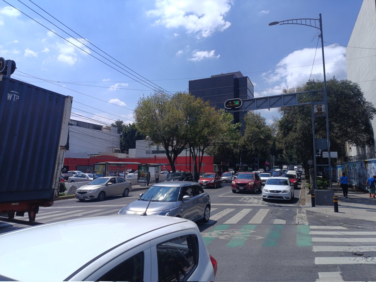 AshwinMoralesMX's tweet photo. #ReporteVial | #TraficoLento Sobre Eje 6 #AngelUrraza, salga con anticipación para evitar estos contratiempos, #MovilidadCDMX. https://t.co/UMk1fRJrdl