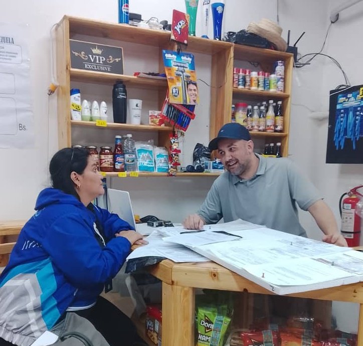 #Entérate | El SABATES continúa verificando deberes formales tributarios en locales comerciales de la ciudad de los municipios Bermúdez y Sucre. 

<a href="/NicolasMaduro/">Nicolás Maduro</a> 
<a href="/sucregobierno_b/">SucreGobierno.B</a>  

#SomosSABATES🇻🇪💙