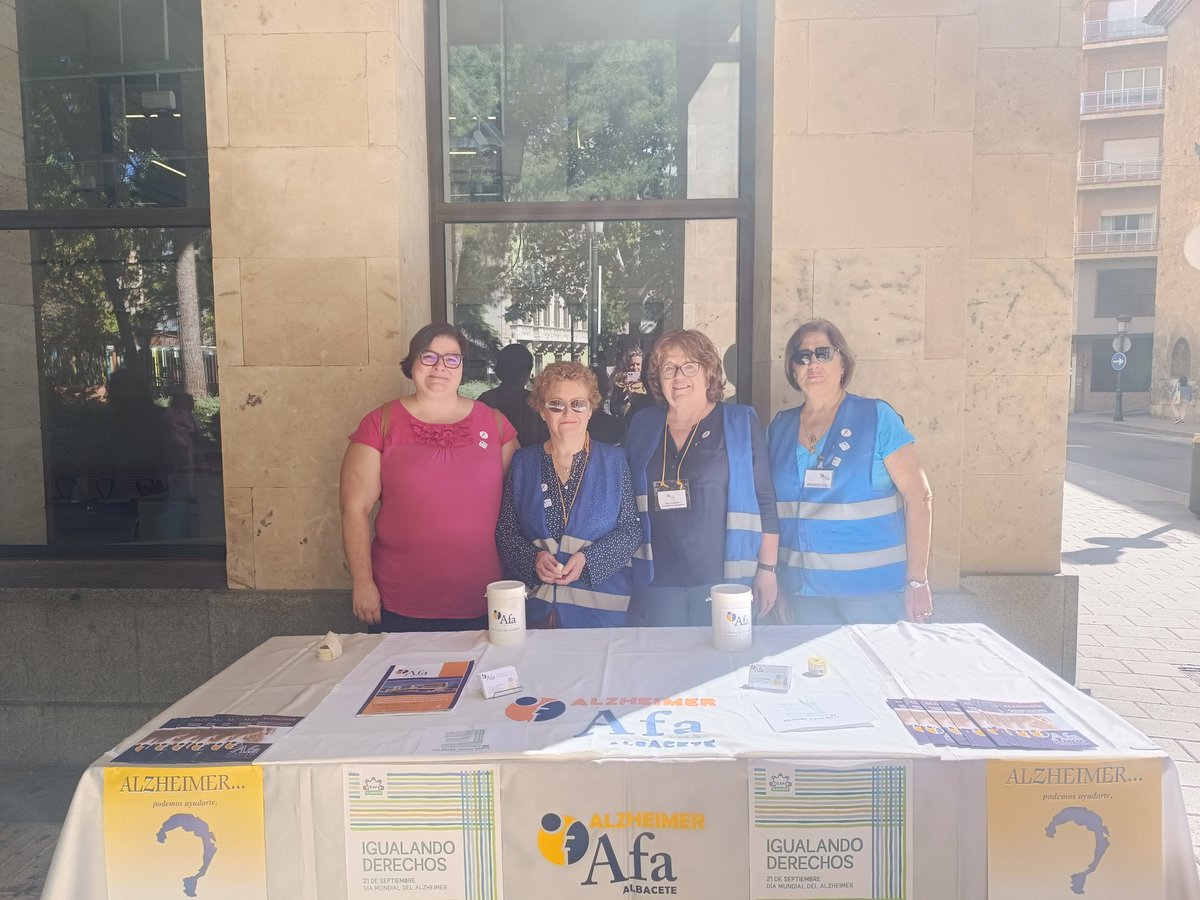 🎗 En el Mes de la Concienciación del Cáncer Infantil, acompañamos a Nieves Navarro, AFANION y AFA en las puertas del Ayuntamiento.

💛 AFANION: apoyo a familias de niños con cáncer.
💜 AFA: compromiso con personas con Alzhéimer.

#UnidasPodemos