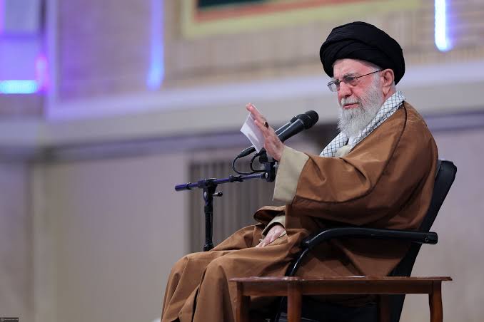 قابل توجه آقایون! حرف آقا، حجت رو بر همه تموم کرد. فردا نگید با موافقت و دستور رهبری بود.