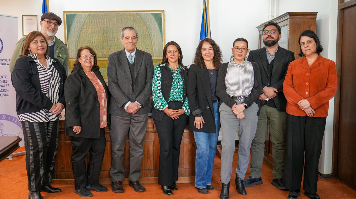 🔵 Junto a la <a href="/umcecl/">UMCE</a> concretamos una alianza estratégica que busca resguardar la trayectoria educativa de estudiantes de aulas hospitalarias, a través del acompañamiento y apoyo en su reinserción a las aulas regulares 🤝