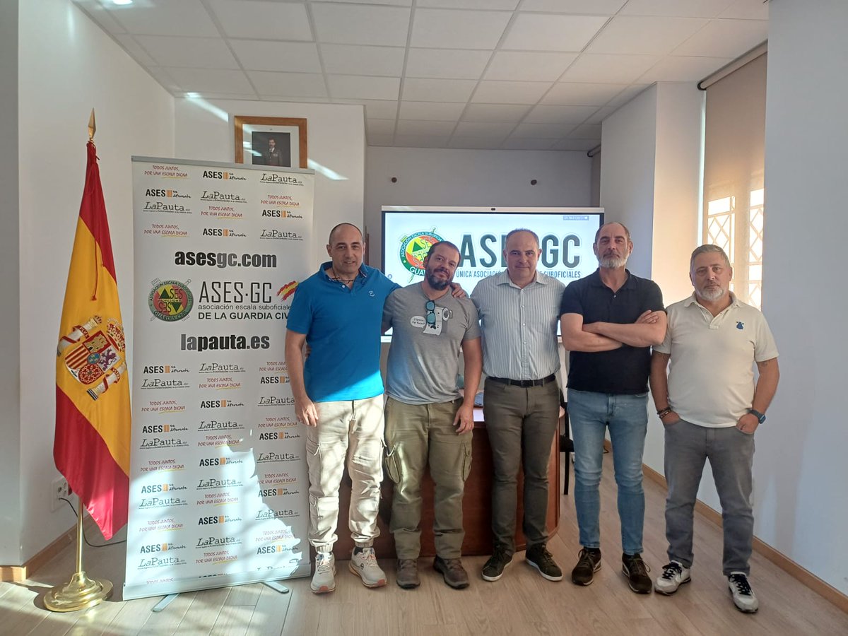 👉🏻 En #Segovia, <a href="/ASESGC/">ASESGC Guardia Civil</a> se reúne con los Suboficiales de la <a href="/guardiacivil/">Guardia Civil</a> para escuchar sus inquietudes y recoger propuestas. Seguimos trabajando juntos por el futuro y la mejora de nuestra Escala. 💚
<a href="/ASESGCCyLeon/">ASESGC Castilla y León 🇪🇸</a>
