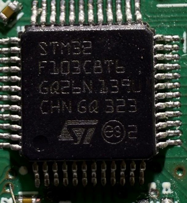 DarmolinskiT's tweet image. Wojna dronowa 3.0 – koniec epoki operatora - początek?

Zaczęło się od obserwacji.
Potem przyszła fala tanich FPV i masowych kamikadze.
Dziś wchodzimy w nową fazę – wojnę dronową 3.0, w której operator przestaje być potrzebny.

Ewolucja w trzech aktach
● Drony 1.0 – oko nad…