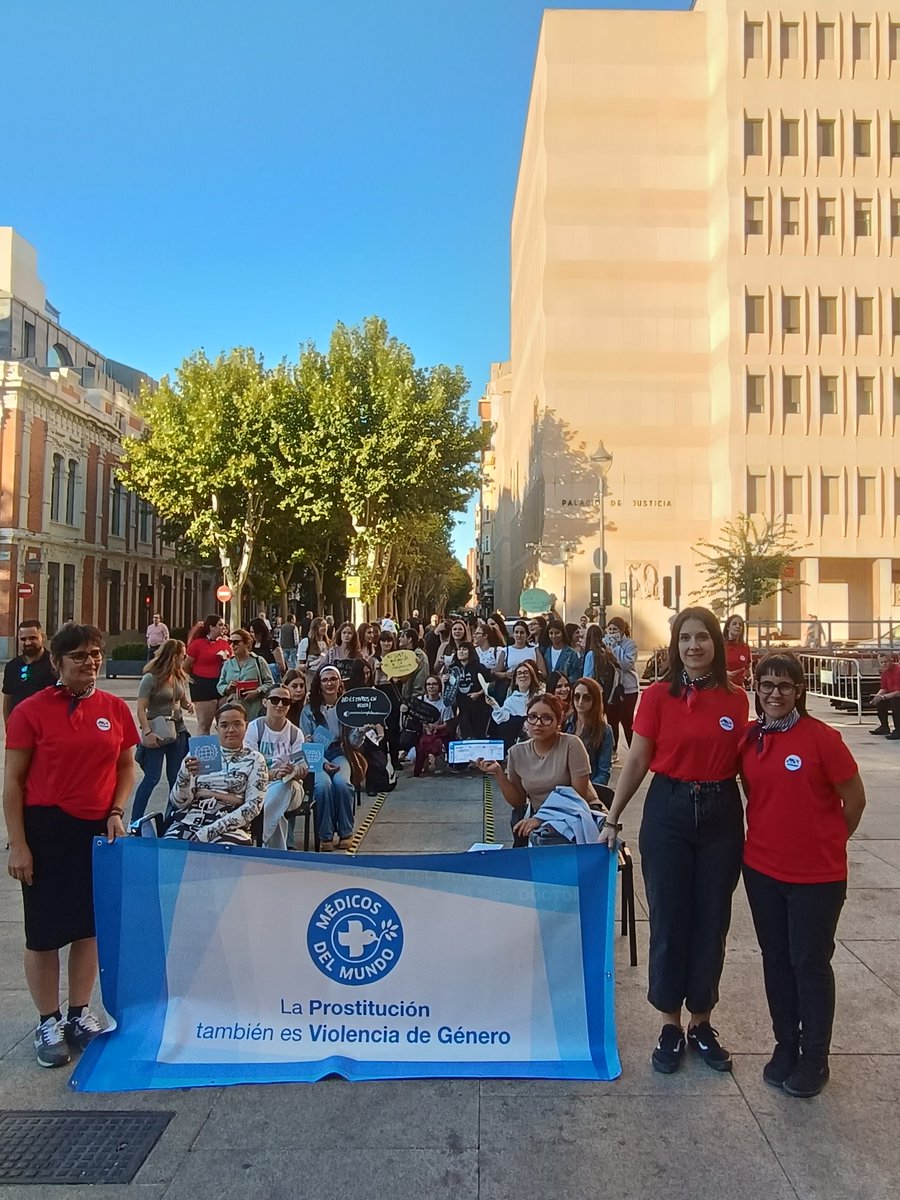📢 Hoy Nieves Navarro ha acompañado a AFA Albacete en la lectura del manifiesto 💜

Después, ha asistido a la performance de <a href="/MedicosdelMundo/">Médicos del Mundo</a> por el #DíaContraLaTrataenmujeresniñosyniñas

🤝 Seguimos luchando por una sociedad más justa y humana.
#UnidasPodemos