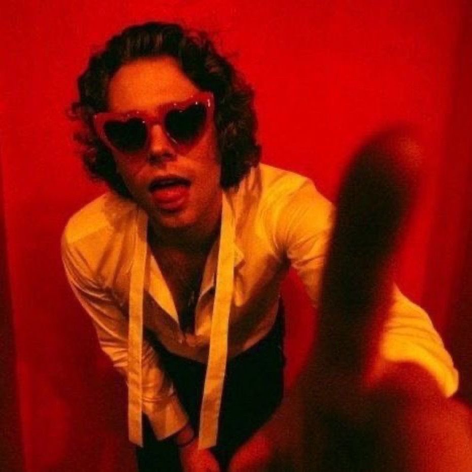 SGFGEVOLVED's tweet photo. BABE WAKE UP A NEW VARIANT OF CUNTY LUKE SUNGLASSES JUST DROPPED https://t.co/cLZQRXCVfA