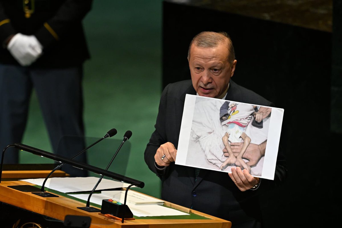 BY's tweet photo. Cumhurbaşkanımız @RTErdogan'ın Birleşmiş Milletler 80. Genel Kurulu'nda yaptığı tarihi konuşma; adalet arayan bir milletin, zulüm altındaki Gazze halkının ve insanlığın ortak vicdanının sesi olmuştur. İsrail'in Filistin topraklarında yıllardır süren işgali ve insanlık dışı saldırılara maruz kalan masum insanların yaşadıklarını gözler önüne sererek, sessiz kalanlarında sorumlu olduğunu dile getirmiştir.

Her zaman olduğu gibi, bugün de bizi gururlandıran, güçlü sesiyle tüm dünyayı sallayan Cumhurbaşkanımıza şükranlarımızı sunuyoruz.

#PalestinesVoiceErdogan