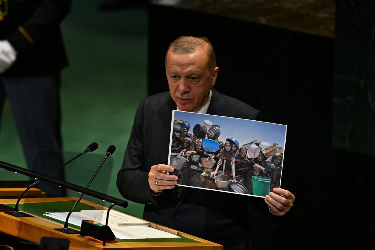 BY's tweet photo. Cumhurbaşkanımız @RTErdogan'ın Birleşmiş Milletler 80. Genel Kurulu'nda yaptığı tarihi konuşma; adalet arayan bir milletin, zulüm altındaki Gazze halkının ve insanlığın ortak vicdanının sesi olmuştur. İsrail'in Filistin topraklarında yıllardır süren işgali ve insanlık dışı saldırılara maruz kalan masum insanların yaşadıklarını gözler önüne sererek, sessiz kalanlarında sorumlu olduğunu dile getirmiştir.

Her zaman olduğu gibi, bugün de bizi gururlandıran, güçlü sesiyle tüm dünyayı sallayan Cumhurbaşkanımıza şükranlarımızı sunuyoruz.

#PalestinesVoiceErdogan