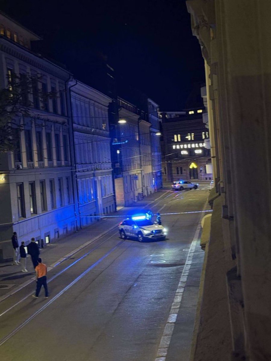 sentdefender's tweet photo. Reports of an explosion having rocked Pilestredet in Downtown Oslo, Norway, possibly the result of a thrown hand-grenade. Police have cordoned off the area, with residents being told to stay away from the scene due to possible unexploded ordinance near Parkveien. https://t.co/A29F1eon2m
