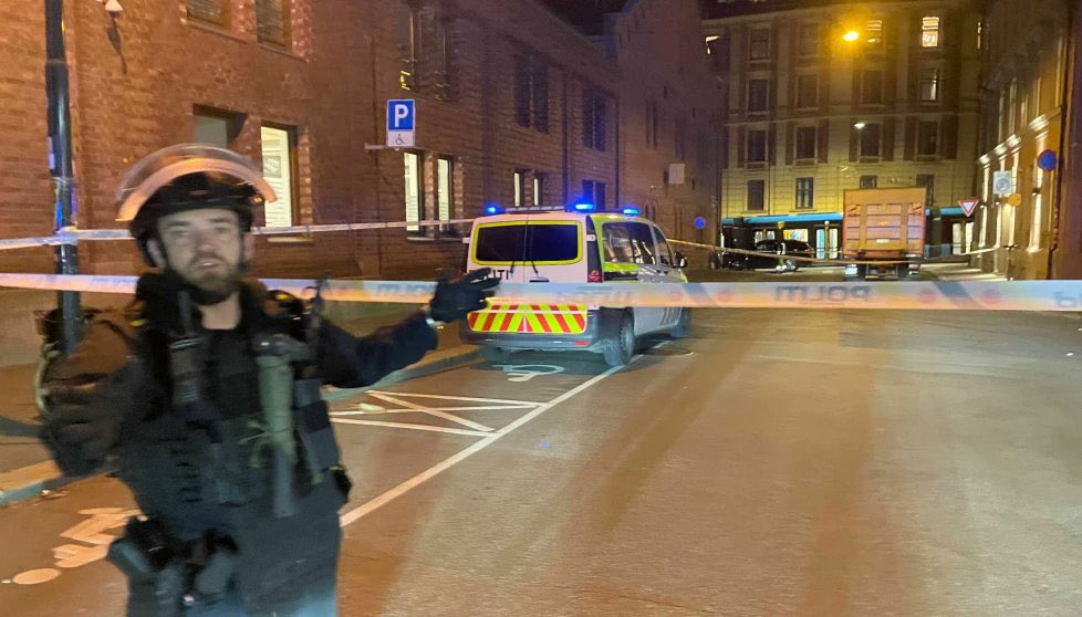 Reports of an explosion having rocked Pilestredet in Downtown Oslo, Norway, possibly the result of a thrown hand-grenade. Police have cordoned off the area, with residents being told to stay away from the scene due to possible unexploded ordinance near Parkveien.