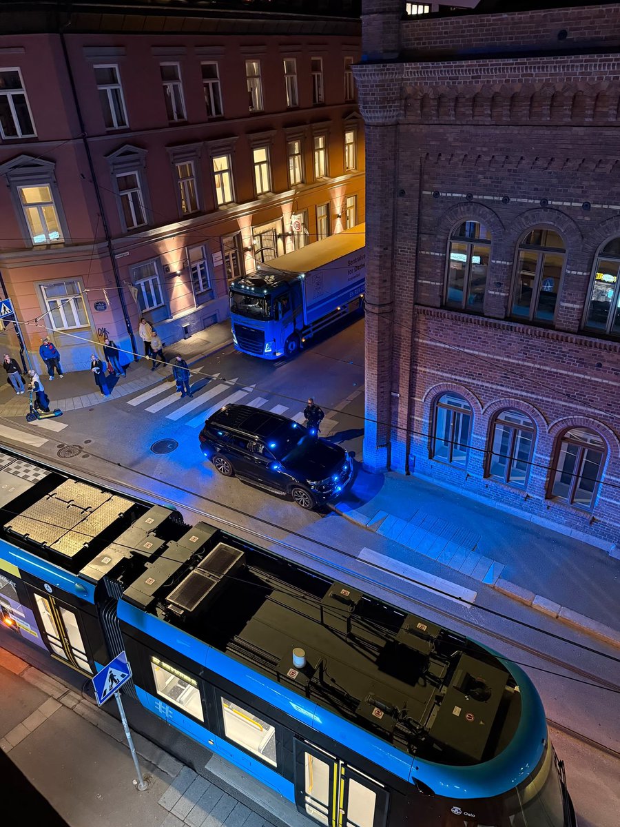 sentdefender's tweet photo. Reports of an explosion having rocked Pilestredet in Downtown Oslo, Norway, possibly the result of a thrown hand-grenade. Police have cordoned off the area, with residents being told to stay away from the scene due to possible unexploded ordinance near Parkveien. https://t.co/A29F1eon2m