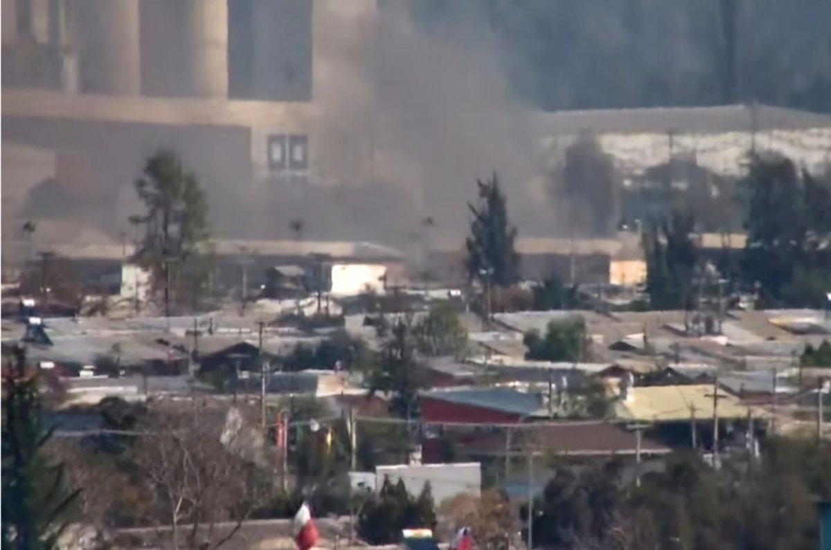 !!AHORA!! Bomberos #PuenteAlto declara 1ra alarma de incendio por fuego en departamentos con peligro de propagación en El Fruto poniente y Valle central en apoyo bomberos #LaGranja <a href="/reddeemergencia/">Red de Emergencia ONG</a> <a href="/Pabl0Manzanares/">EMERGENCIAS CHILE.</a> <a href="/Bomba_Decima/">Bomba España CBS</a> <a href="/BomberosdeChile/">Bomberos de Chile</a>